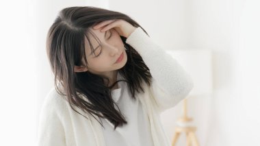 Kendini iyi hissetmeyen tembel bir kadın.