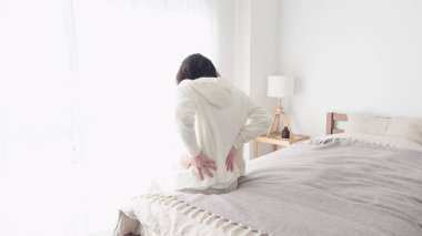 Belinin ağrısını önemseyen bir kadın.