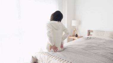 Belinin ağrısını önemseyen bir kadın.