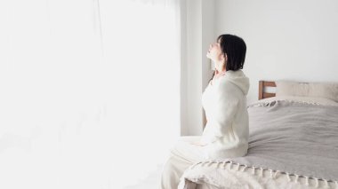 Ağrıyan omzunu önemseyen bir kadın