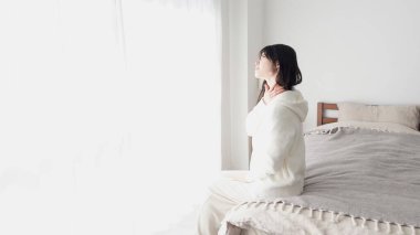 Ağrıyan omzunu önemseyen bir kadın