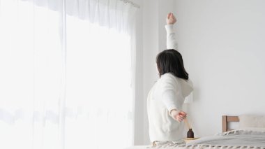 Sabahları uyanıp esneyen bir kadın.