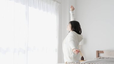 Sabahları uyanıp esneyen bir kadın.