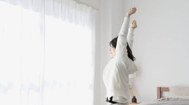 Sabahları uyanıp esneyen bir kadın.