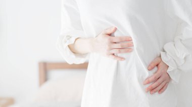 Tombul midesi için endişelenen bir kadın.