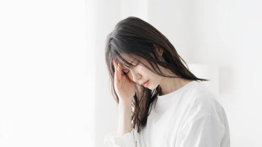 Baş ağrısı çeken bir kadın.