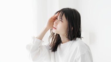 Baş ağrısı çeken bir kadın.