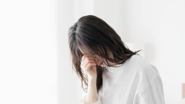 Yorgun gözlerini tutan bir kadın