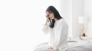 Baş ağrısı çeken bir kadın.