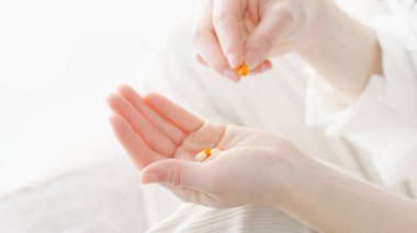 Odada ilaç alan kadın.