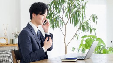 İş adamlarının telefonda toplantısı var.