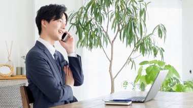 İş adamlarının telefonda toplantısı var.