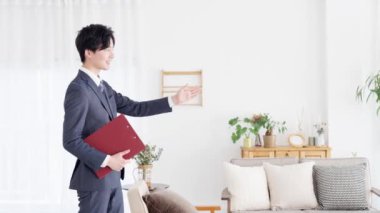 İş adamı gayrimenkul turu yapıyor.