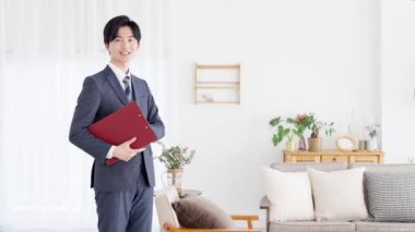 İş adamı gayrimenkul turu yapıyor.