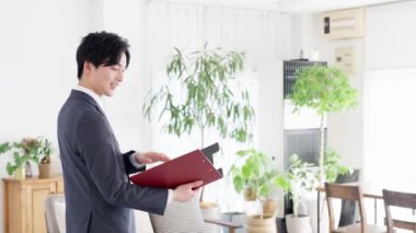 İş adamı gayrimenkul turu yapıyor.