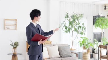 İş adamı gayrimenkul turu yapıyor.