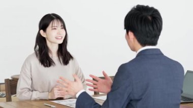 İş adamı satış görüşmesi yapıyor.