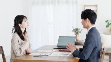 İş adamı satış görüşmesi yapıyor.