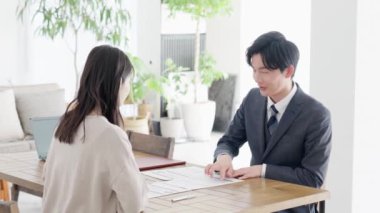 İş adamı satış görüşmesi yapıyor.