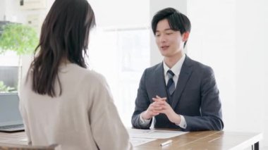 İş adamı satış görüşmesi yapıyor.