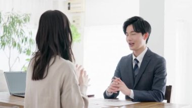 İş adamı satış görüşmesi yapıyor.