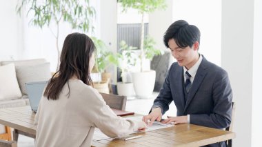 İş adamı satış görüşmesi yapıyor.