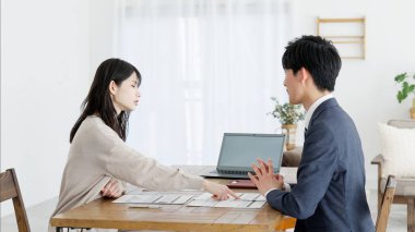 Bir kadın sigorta planı hakkında soru soruyor.