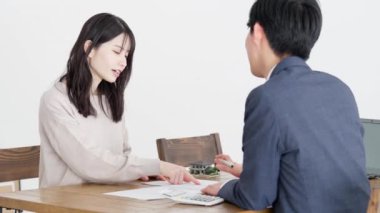 Emlak satışları yapan kadın