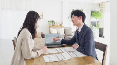 Bir iş adamı bilgisayarda bir planı açıklıyor.