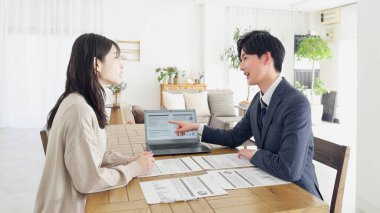 Bir iş adamı bilgisayarda bir planı açıklıyor.