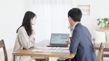 Bir iş adamı bilgisayarda bir planı açıklıyor.