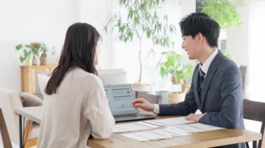 Bir iş adamı bilgisayarda bir planı açıklıyor.