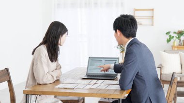 Bir iş adamı bilgisayarda bir planı açıklıyor.