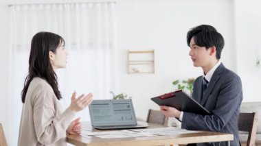 Bir iş adamı müşteriyle röportaj yapıyor.