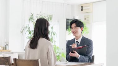 Bir iş adamı müşteriyle röportaj yapıyor.