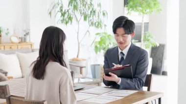 Bir iş adamı müşteriyle röportaj yapıyor.