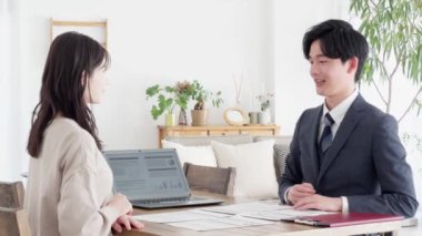 Satış sırasında iş adamları el sıkışıyor.