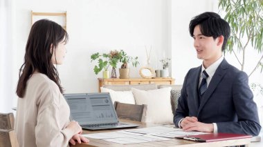 İş adamı satış görüşmesi yapıyor.