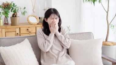 Uykusuzluktan esneyen bir kadın