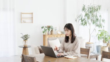 Bilgisayarda araştırma yapan bir kadın.