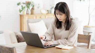 Bilgisayarda araştırma yapan bir kadın.