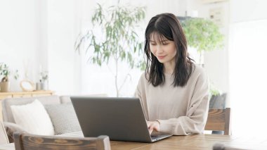 Dizüstü bilgisayarda çalışan bir kadın