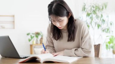 Evde eğitim gören bir kadın.