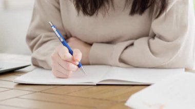 Evde eğitim gören bir kadın.