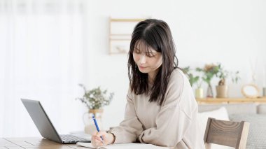 Evde eğitim gören bir kadın.