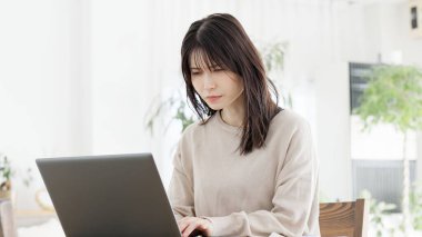 Gözleri bulanık ve ekranı görmek zor olan bir kadın.