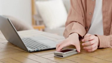 Bilgisayar ve akıllı telefon kullanan bir adam.