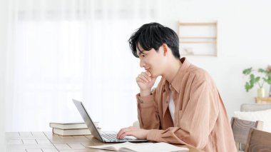 Bilgisayara bakan bir adam