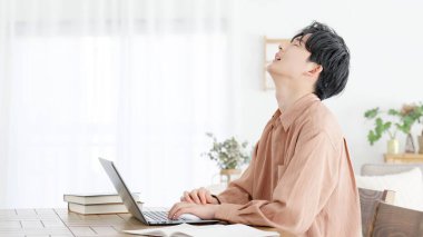 Bilgisayarda çalışmaktan yorgun hisseden bir adam