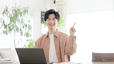 Bilgisayar kullanırken işaret eden bir adam